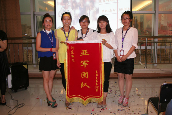 陶艷霞為其頒獎(jiǎng)并留影