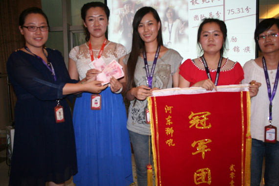 孫經(jīng)理為第一團(tuán)隊(duì)頒發(fā)錦旗以及500元獎(jiǎng)勵(lì)