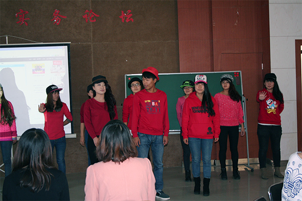 整齊的服裝，統(tǒng)一的“發(fā)型”