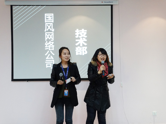  主持人：馮彥（左）、張瑩瑩（右）